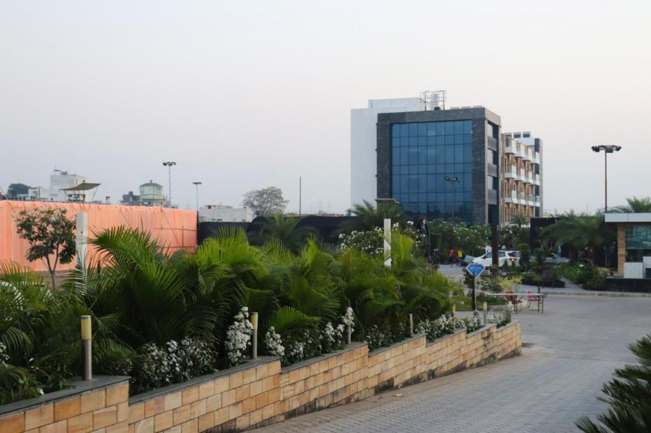 Skyline Resort & Convention Center Indore Exterior foto